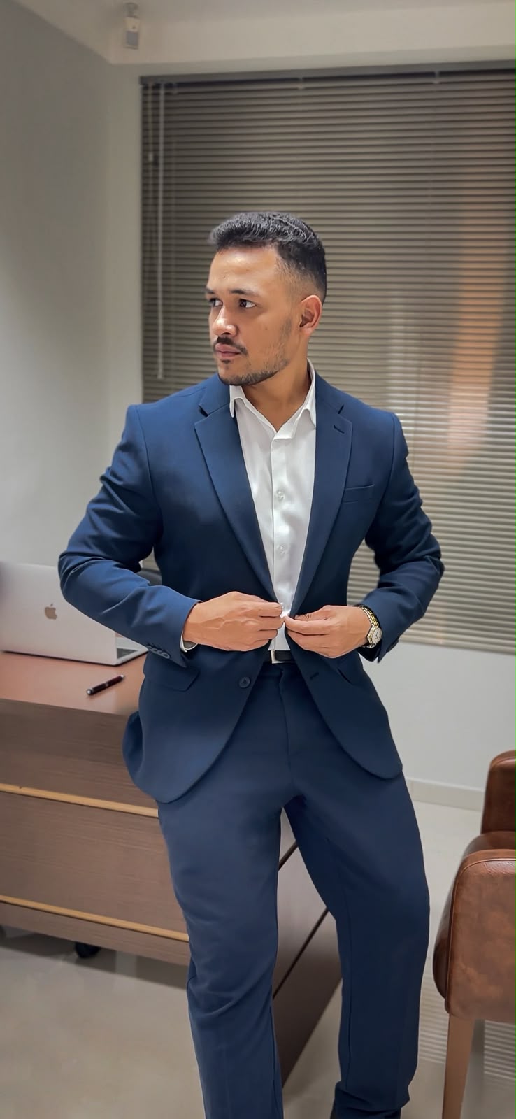 Alecssandro Queiroz em seu escritório